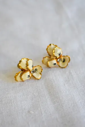 Pretty Vintage cream flower screw on earrings
