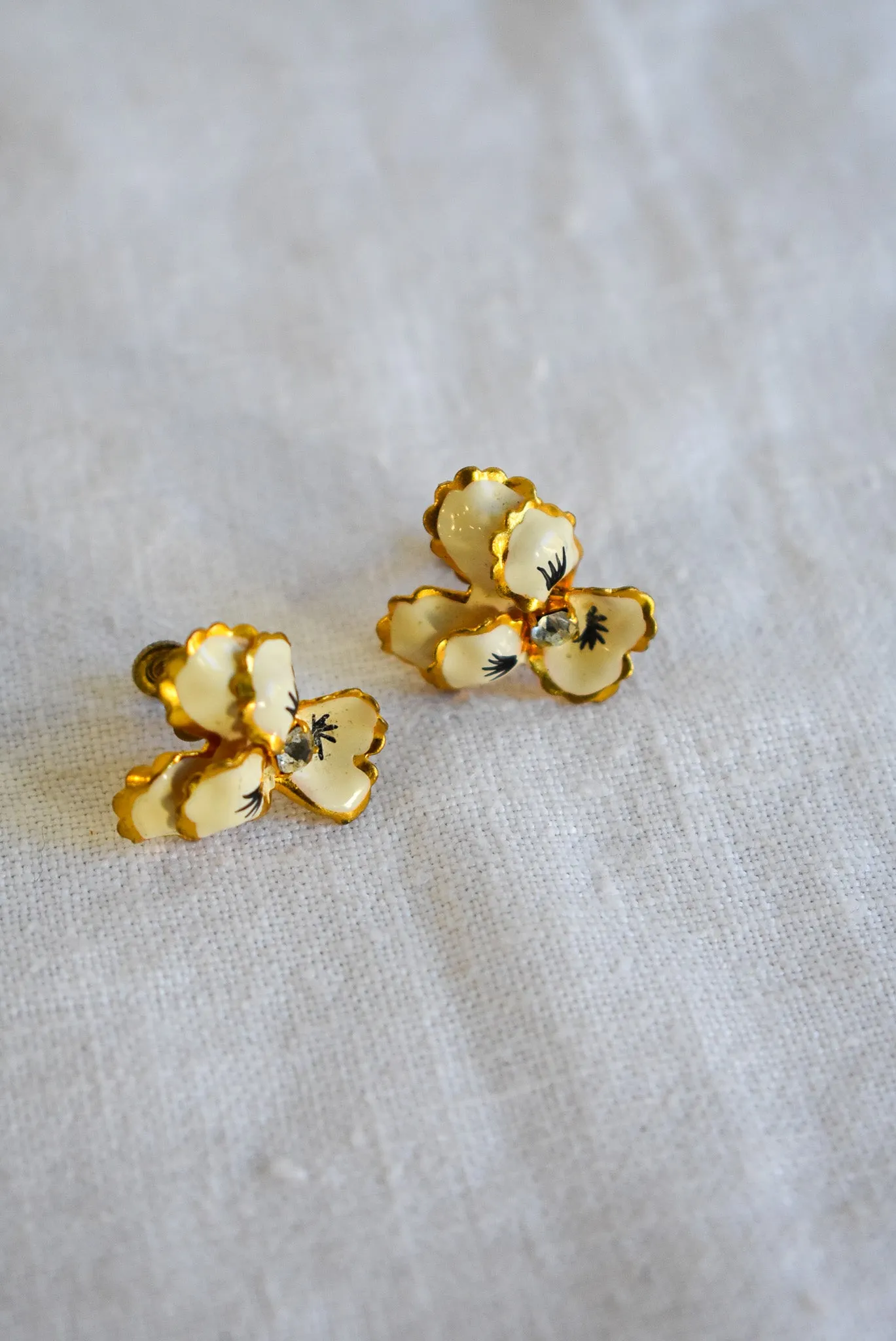 Pretty Vintage cream flower screw on earrings